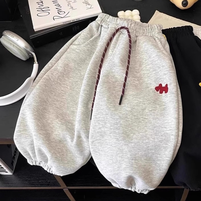 Gyerekek pamut nadrág hímzéssel, magas derék, lazább/alap stílus, minták: állatok, mesefigurák, betűk