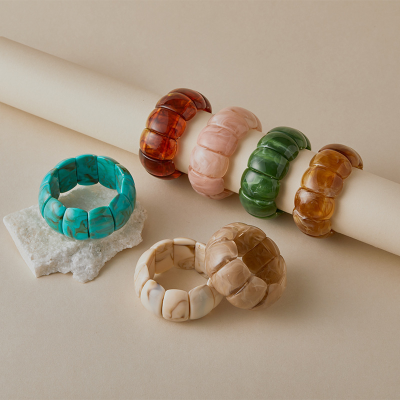 Aproce – ģeometriska forma, sveķi, sievietēm paredzēts modes aksesuārs, dekoratīvs