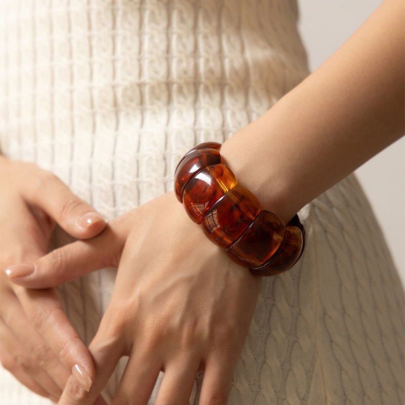 Aproce – ģeometriska forma, sveķi, sievietēm paredzēts modes aksesuārs, dekoratīvs