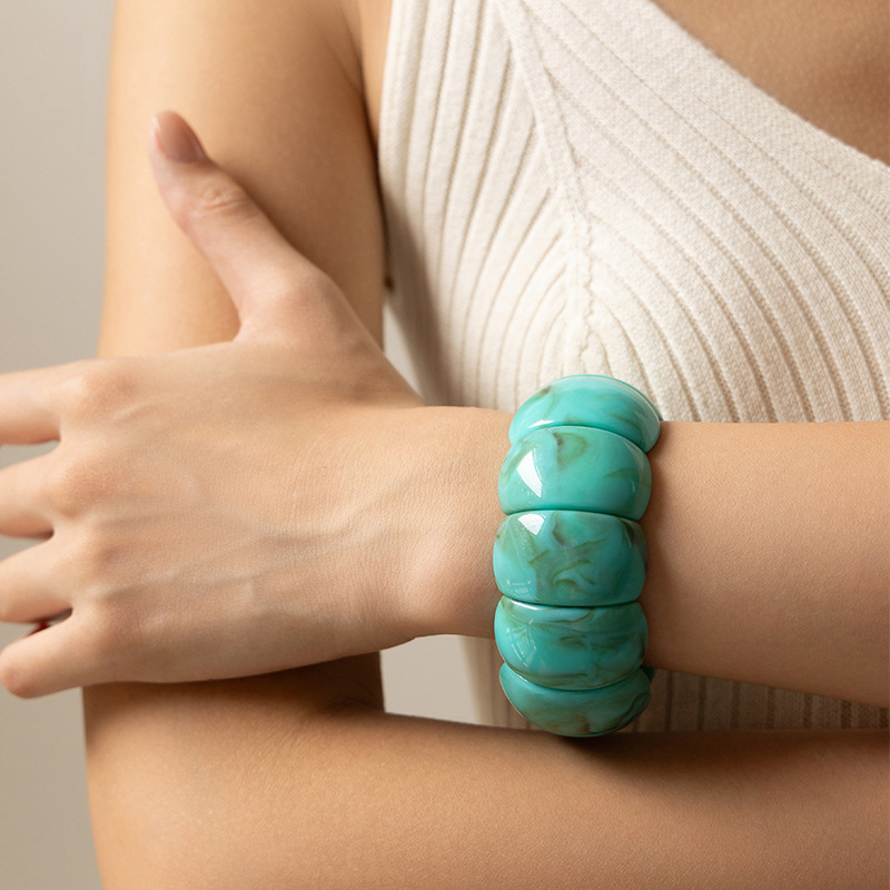 Aproce – ģeometriska forma, sveķi, sievietēm paredzēts modes aksesuārs, dekoratīvs