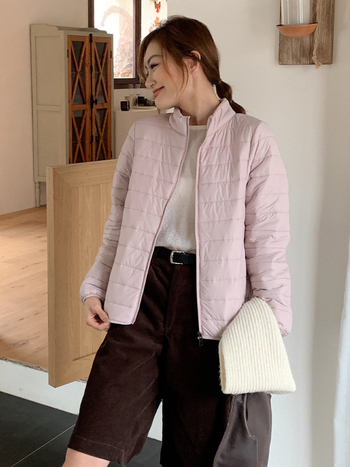 Ashmi vilnos užpildyta nailoninė striukė su stovinčia apykakle, užtrauktuku, geometriniu raštu, ilgos rankovės