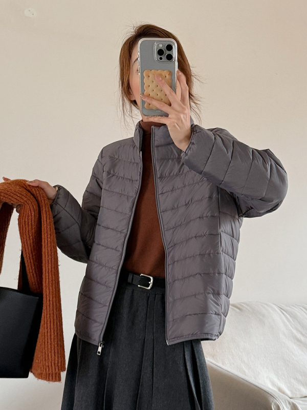 Ashmi vilnos užpildyta nailoninė striukė su stovinčia apykakle, užtrauktuku, geometriniu raštu, ilgos rankovės