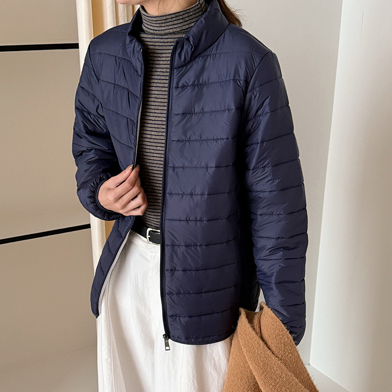 Ashmi vilnos užpildyta nailoninė striukė su stovinčia apykakle, užtrauktuku, geometriniu raštu, ilgos rankovės