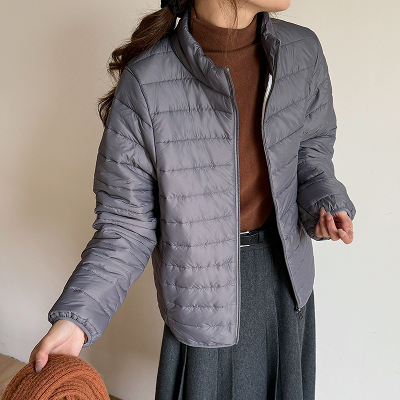 Ashmi vilnos užpildyta nailoninė striukė su stovinčia apykakle, užtrauktuku, geometriniu raštu, ilgos rankovės