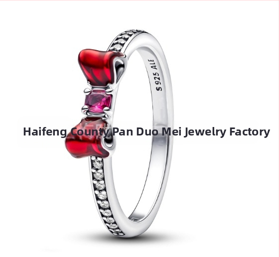 Gredzens ar persiku zieda, sirds un tauriņa motīviem — minimālistisks dizains, vara sakausējums ar sudraba pārklājumu (Tips: Gredzens; Materiāls: Vara sakausējums; Pārklājums: Sudraba pārklājums; Stils: Minimalist; Motīvi: persiku zieds, sirds, tauriņš)