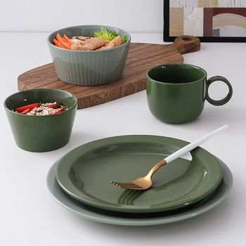 Yayu plosnati porcelanski tanjur – okruglog oblika, pogodan za mikrovalnu, s otisnutim logom