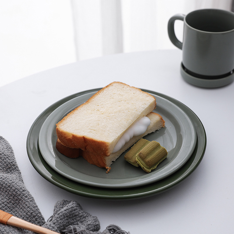 Yayu plosnati porcelanski tanjur – okruglog oblika, pogodan za mikrovalnu, s otisnutim logom