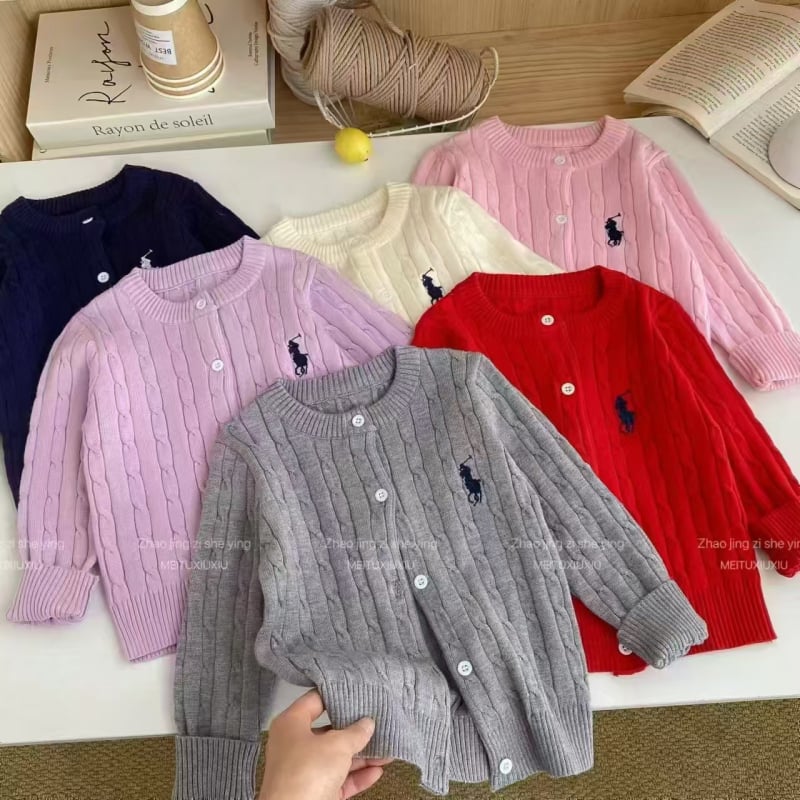 Bērnu kardigans ar ponija zīmējumu, pavasaris–rudens 2025, 100% kokvilna, korduroj audums, garas piedurknes, vienkāršs aizvērums ar pogu, apaļa kakla