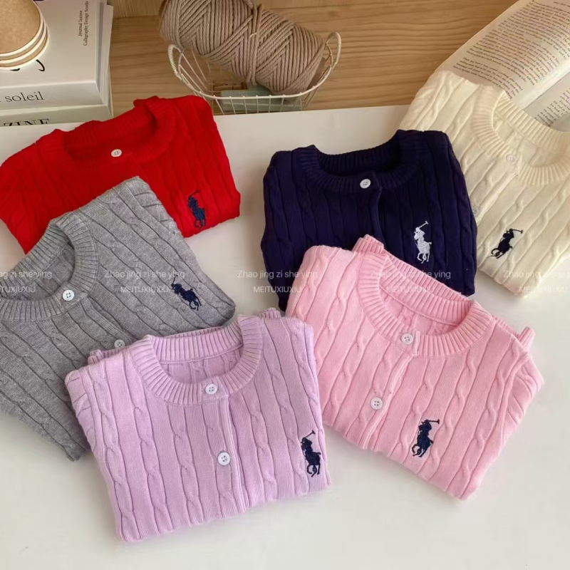 Bērnu kardigans ar ponija zīmējumu, pavasaris–rudens 2025, 100% kokvilna, korduroj audums, garas piedurknes, vienkāršs aizvērums ar pogu, apaļa kakla