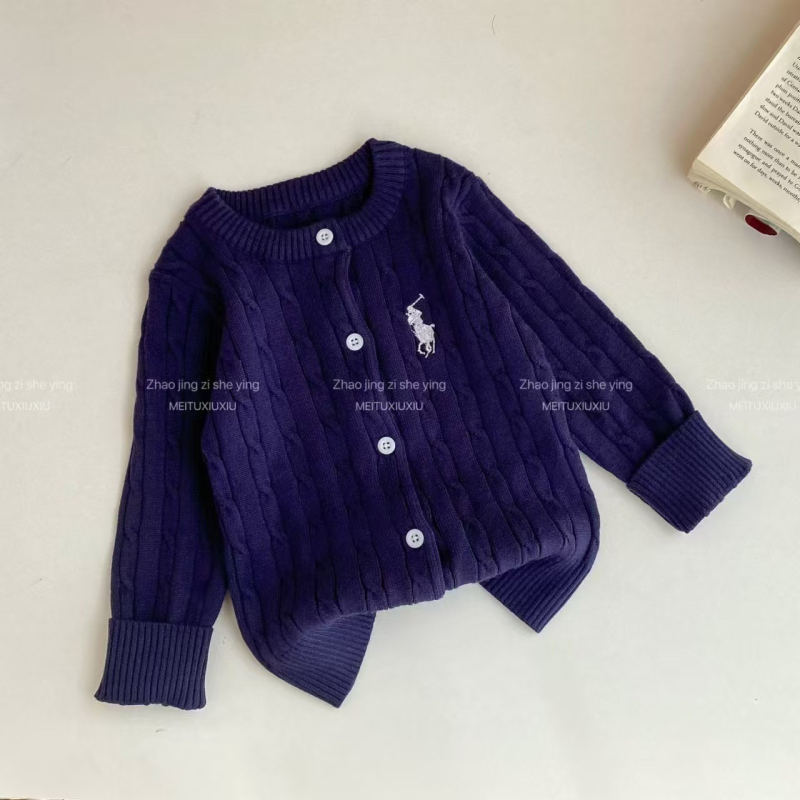 Bērnu kardigans ar ponija zīmējumu, pavasaris–rudens 2025, 100% kokvilna, korduroj audums, garas piedurknes, vienkāršs aizvērums ar pogu, apaļa kakla
