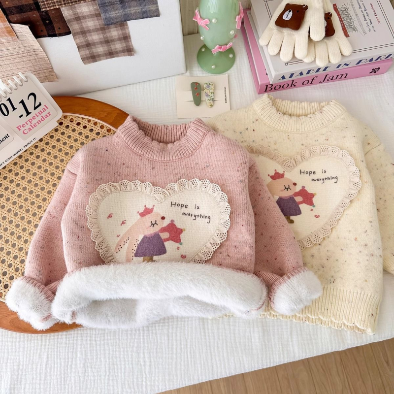 Bērnu adīts džemperis no truša kažokādas, apaļš kakla izgriezums, garās piedurknes, karikatūru raksts, ziemas garderobei