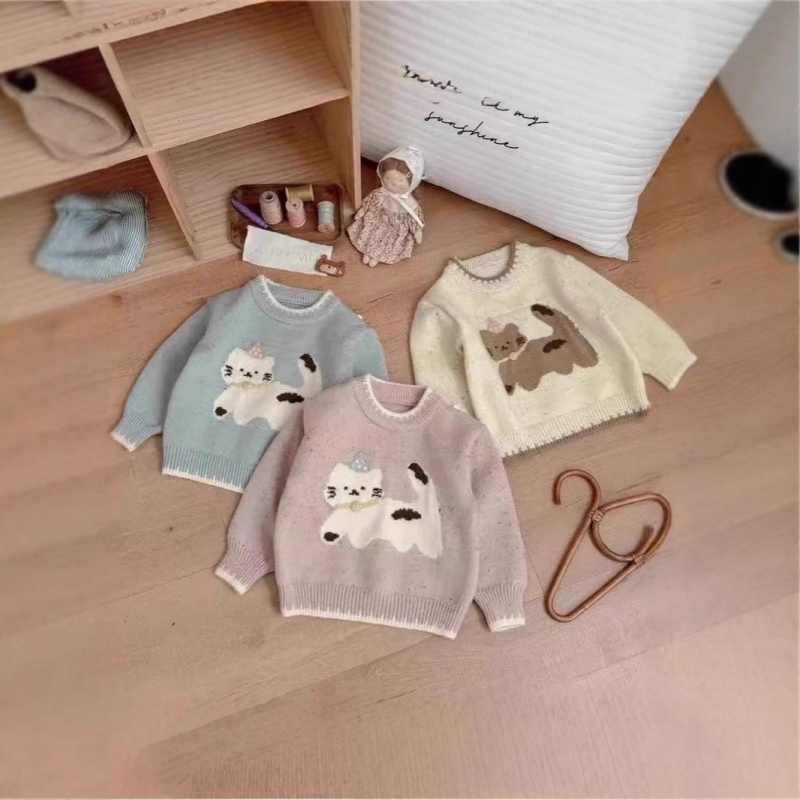 Meitenēm paredzēts adīts džemperis ar karikatūras kaķi, biezināts akrila adījums (50% akrils), apaļš kakla izgriezums, garie piedurknes, korejiešu stils, vecumam 1–3 gadiem.