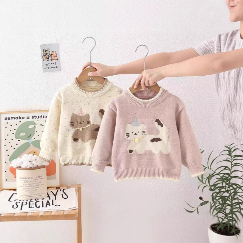 Meitenēm paredzēts adīts džemperis ar karikatūras kaķi, biezināts akrila adījums (50% akrils), apaļš kakla izgriezums, garie piedurknes, korejiešu stils, vecumam 1–3 gadiem.