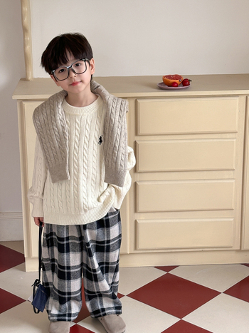 Bērnu džemperis no aitu vilnas, bieza adījuma kabelis, apaļš kakls, garas piedurknes, izšūta detaļa