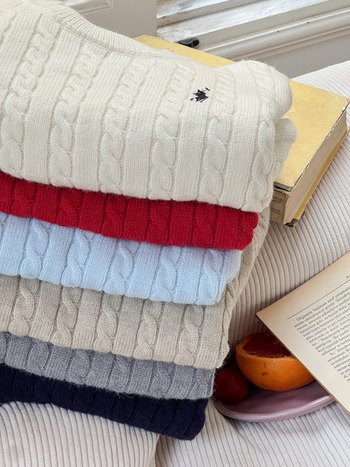 Bērnu džemperis no aitu vilnas, bieza adījuma kabelis, apaļš kakls, garas piedurknes, izšūta detaļa