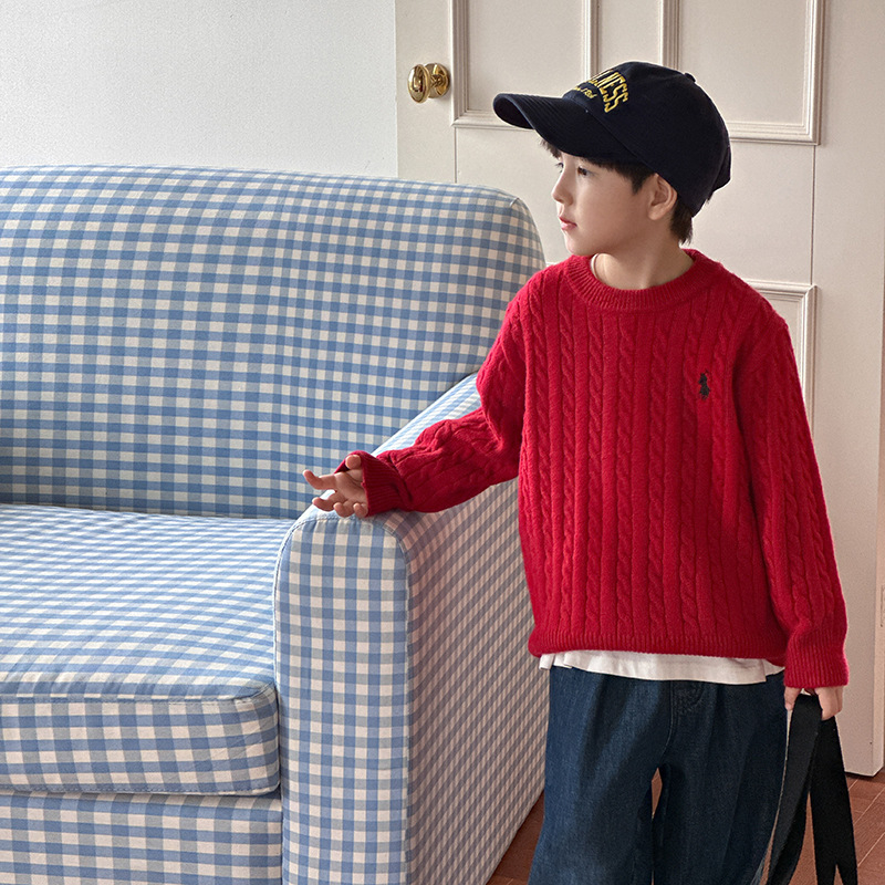Bērnu džemperis no aitu vilnas, bieza adījuma kabelis, apaļš kakls, garas piedurknes, izšūta detaļa