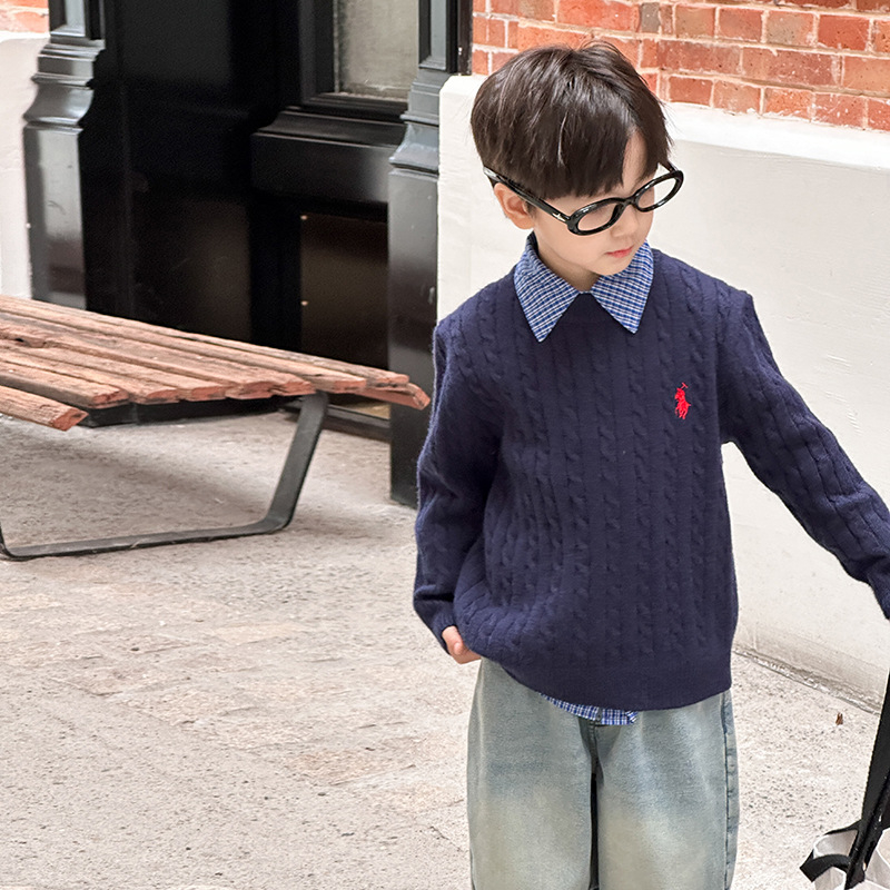 Bērnu džemperis no aitu vilnas, bieza adījuma kabelis, apaļš kakls, garas piedurknes, izšūta detaļa