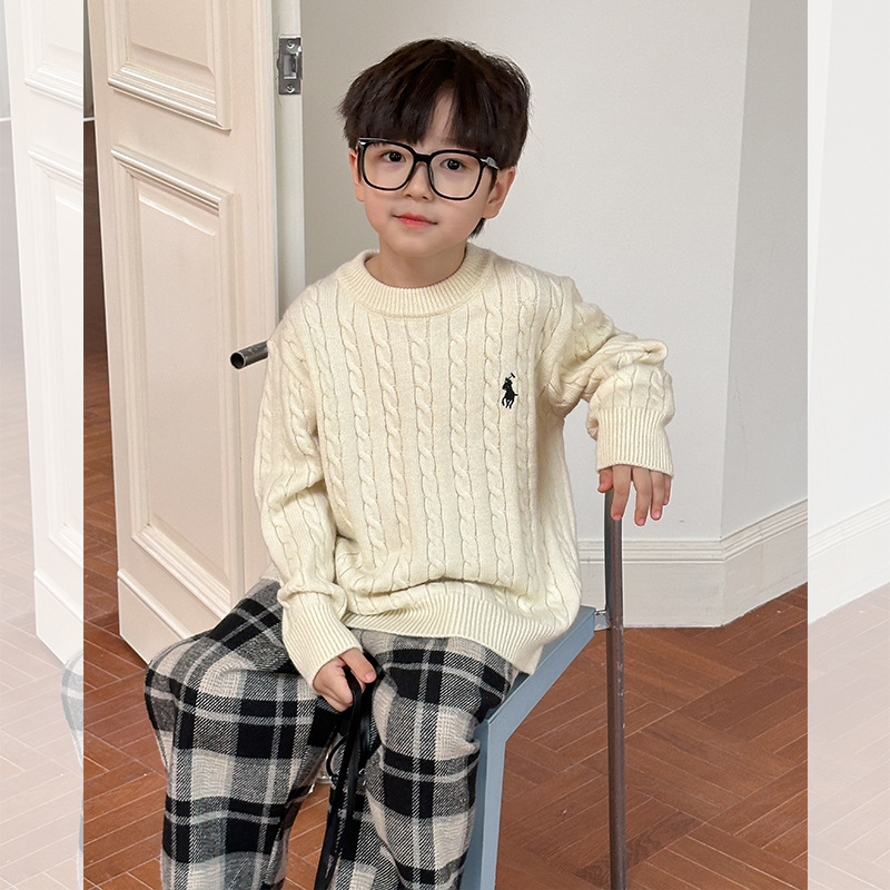 Bērnu džemperis no aitu vilnas, bieza adījuma kabelis, apaļš kakls, garas piedurknes, izšūta detaļa