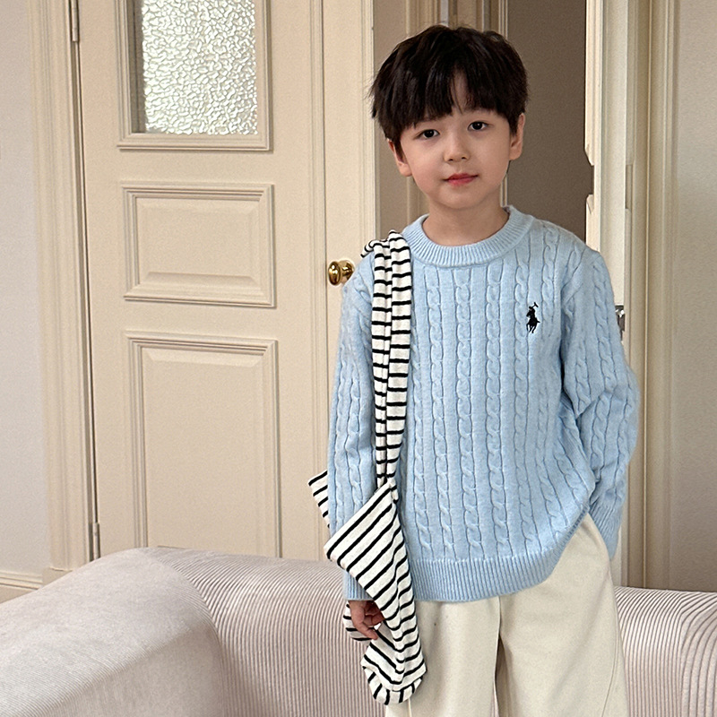 Bērnu džemperis no aitu vilnas, bieza adījuma kabelis, apaļš kakls, garas piedurknes, izšūta detaļa