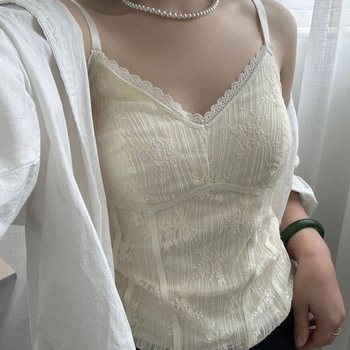 Csipkés camisole nylon anyaggal, beépített melltámaszokkal, V-nyakú, vest-stílusú felső