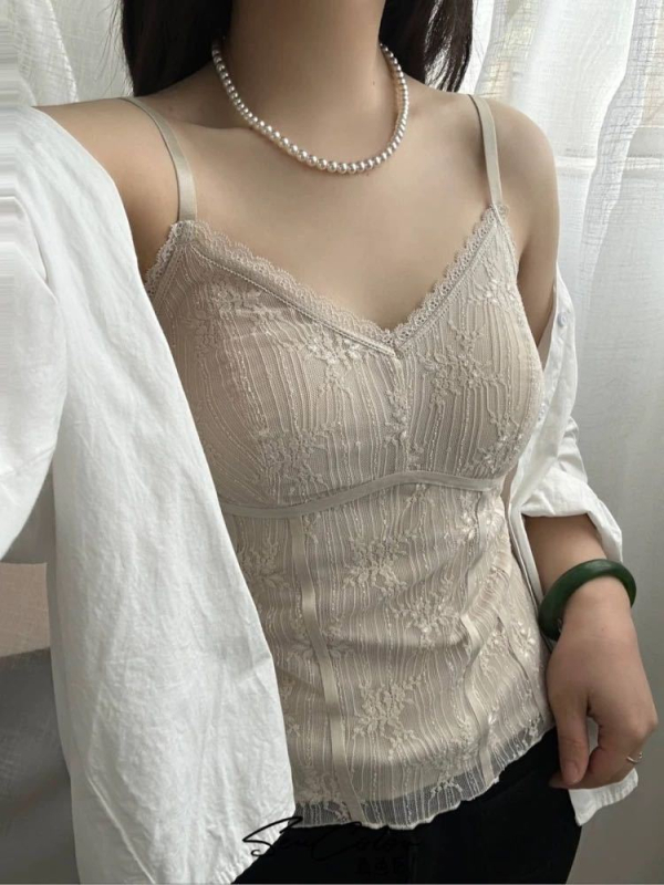 Csipkés camisole nylon anyaggal, beépített melltámaszokkal, V-nyakú, vest-stílusú felső