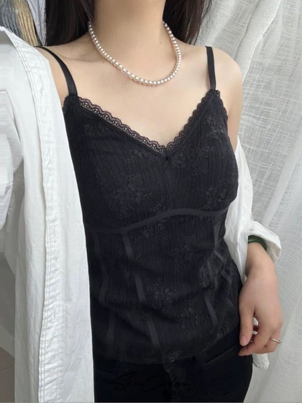 Csipkés camisole nylon anyaggal, beépített melltámaszokkal, V-nyakú, vest-stílusú felső