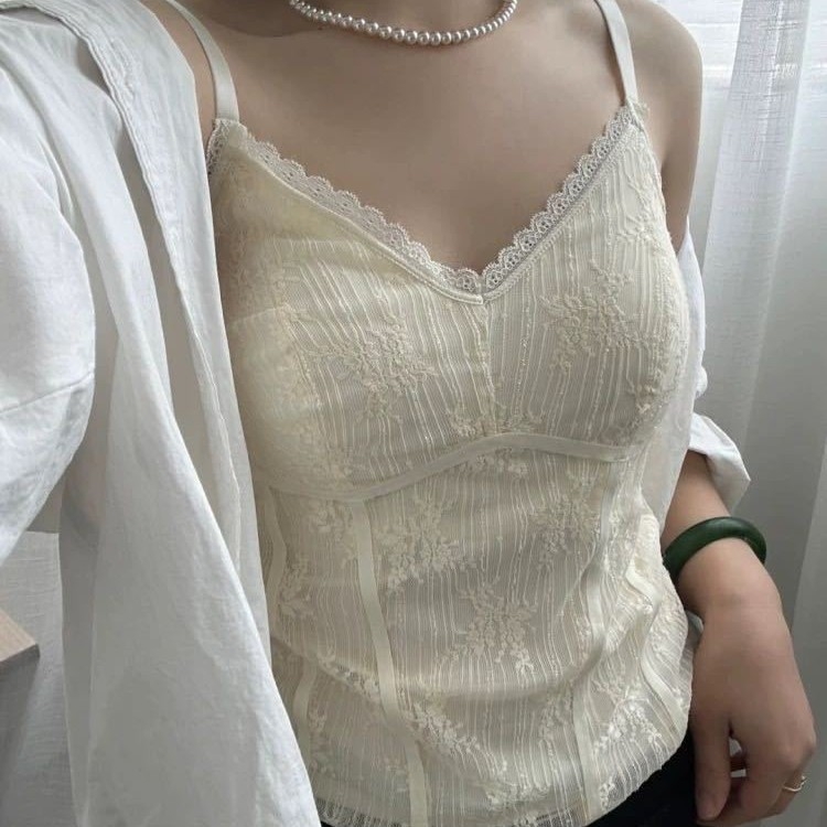 Csipkés camisole nylon anyaggal, beépített melltámaszokkal, V-nyakú, vest-stílusú felső