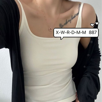 Памучен потник, съдържа 80-90% памук, V-образно деколте, тегло на тъканта 181–200 г/м2, стил жилетка