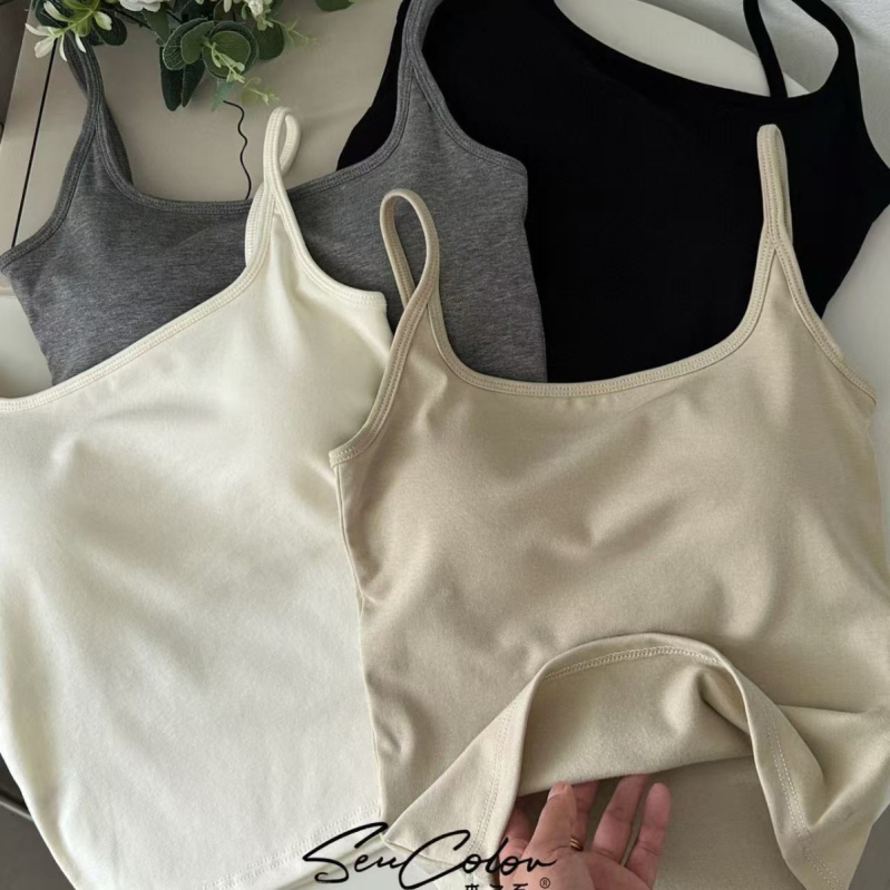 Памучен потник, съдържа 80-90% памук, V-образно деколте, тегло на тъканта 181–200 г/м2, стил жилетка