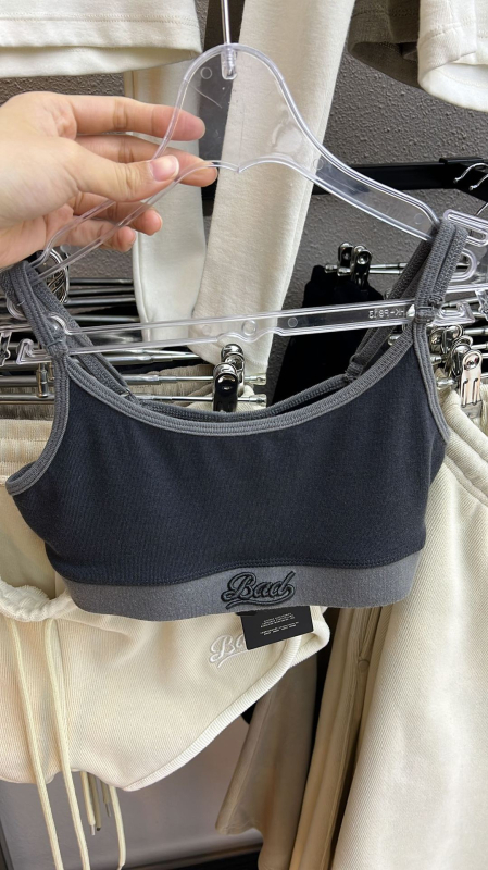 Sling stil ženskog donjeg rublja, Slim verzija, uzorak: tekst, pamuk 80–90% s elastanom <30%, naramenice s dvostrukom osnovom, street hipster stil
