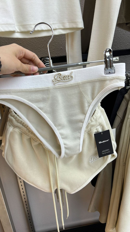 Sling stil ženskog donjeg rublja, Slim verzija, uzorak: tekst, pamuk 80–90% s elastanom <30%, naramenice s dvostrukom osnovom, street hipster stil
