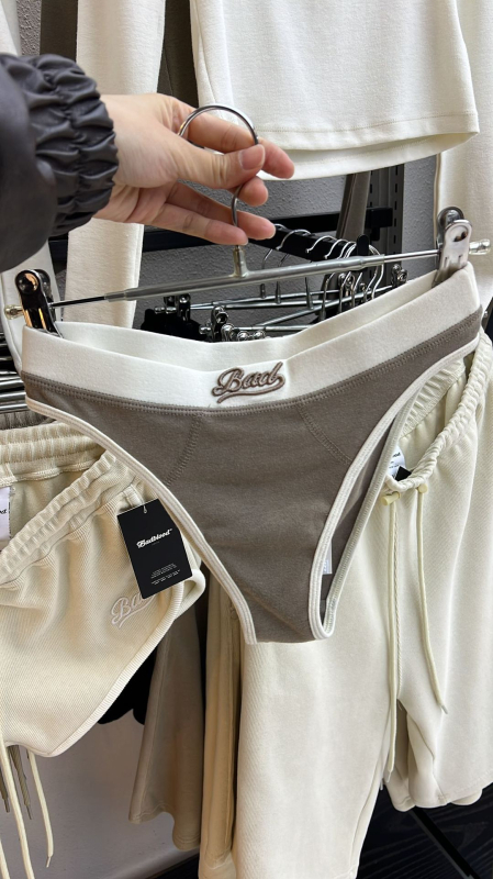 Sling stil ženskog donjeg rublja, Slim verzija, uzorak: tekst, pamuk 80–90% s elastanom <30%, naramenice s dvostrukom osnovom, street hipster stil