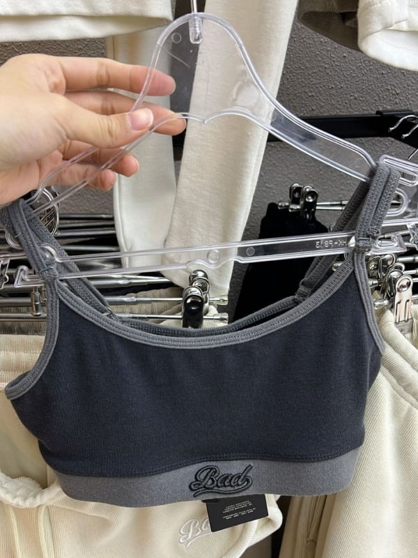 Sling stil ženskog donjeg rublja, Slim verzija, uzorak: tekst, pamuk 80–90% s elastanom <30%, naramenice s dvostrukom osnovom, street hipster stil
