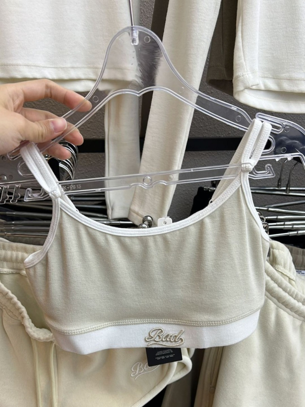 Sling stil ženskog donjeg rublja, Slim verzija, uzorak: tekst, pamuk 80–90% s elastanom <30%, naramenice s dvostrukom osnovom, street hipster stil