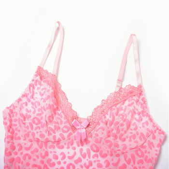 Σετ νυχτερινών εσωρούχων με λεοπάρ μοτίτο από διάφανο διχτυωτό ύφασμα: νυχτικό τύπου pull-over, πιτζάμες με τιράντες και στρινγκ (Mesh; 90–95% πολυεστέρας; Φθινόπωρο 2024)