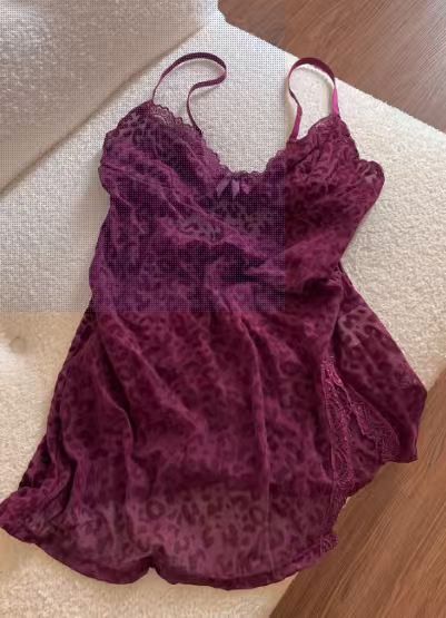 Σετ νυχτερινών εσωρούχων με λεοπάρ μοτίτο από διάφανο διχτυωτό ύφασμα: νυχτικό τύπου pull-over, πιτζάμες με τιράντες και στρινγκ (Mesh; 90–95% πολυεστέρας; Φθινόπωρο 2024)