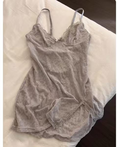 Σετ νυχτερινών εσωρούχων με λεοπάρ μοτίτο από διάφανο διχτυωτό ύφασμα: νυχτικό τύπου pull-over, πιτζάμες με τιράντες και στρινγκ (Mesh; 90–95% πολυεστέρας; Φθινόπωρο 2024)