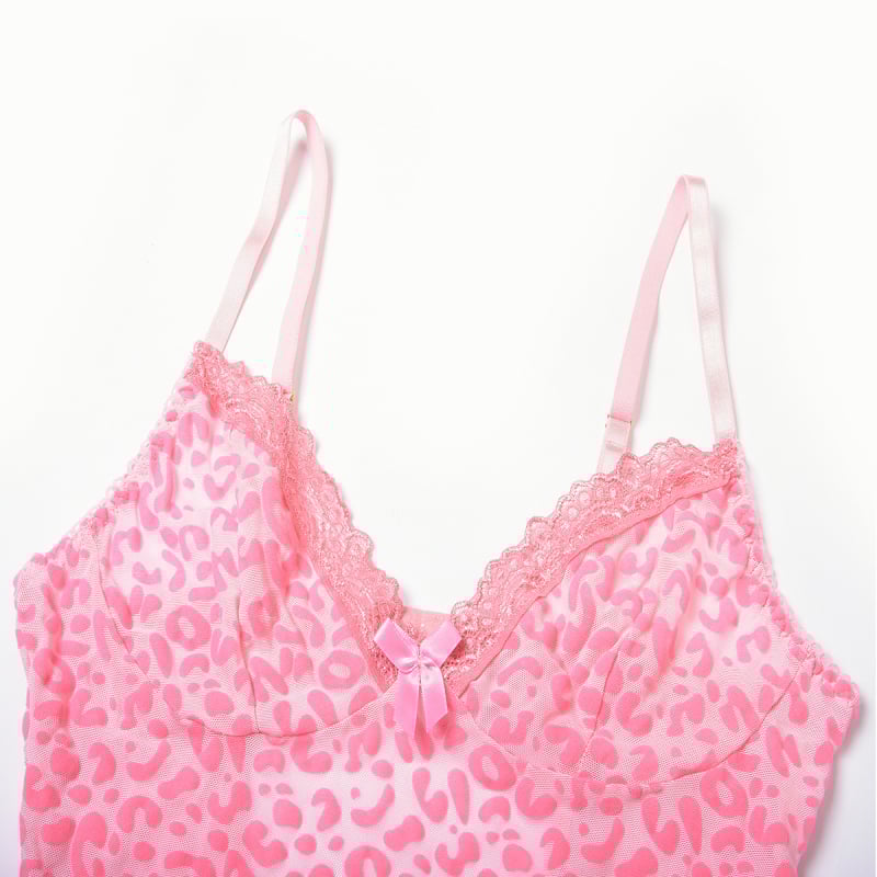 Σετ νυχτερινών εσωρούχων με λεοπάρ μοτίτο από διάφανο διχτυωτό ύφασμα: νυχτικό τύπου pull-over, πιτζάμες με τιράντες και στρινγκ (Mesh; 90–95% πολυεστέρας; Φθινόπωρο 2024)