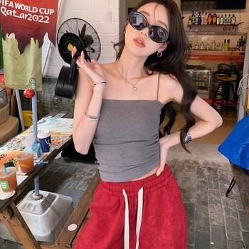 Vidēja svara top ar iekšējo krūšu un spilventiņu; plisu dizains; plānas siksnas; divi vienā; viskoze 90–95%; vidēja svara audums 181–200 g/m2; piemērots pavasarim, vasarai un rudenim