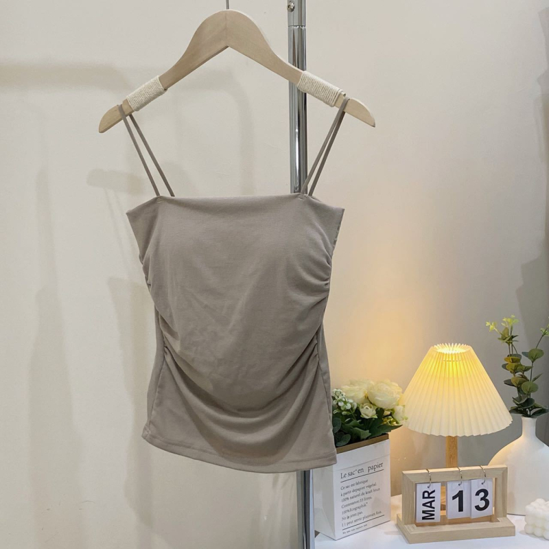 Vidēja svara top ar iekšējo krūšu un spilventiņu; plisu dizains; plānas siksnas; divi vienā; viskoze 90–95%; vidēja svara audums 181–200 g/m2; piemērots pavasarim, vasarai un rudenim