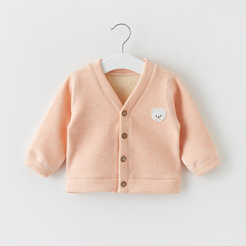 Bērnu džemperis ar flīsa iekšējo pamatni, kokvilnas audums, garas piedurknes, V formas kakla atvrtums, priekšējā aizdare ar vienu pogu, vecums 1–3 gadi