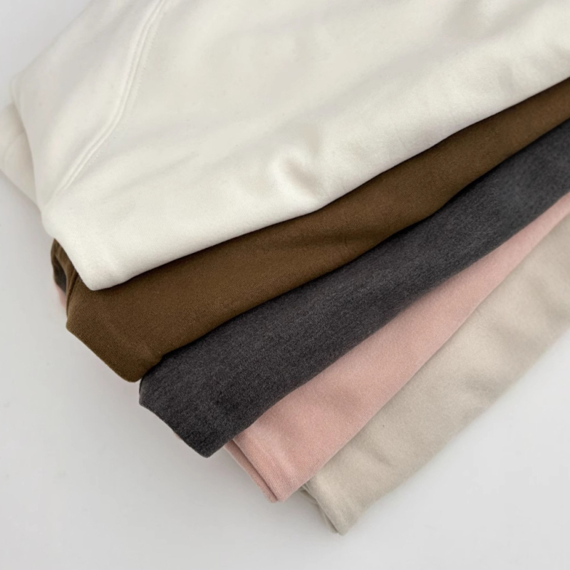 Bērnu pašsiltējošs pamata tops ar augstu apkakli, garām piedurknēm, universāls, 320 g samta audums, apkures akrila un Lenzing Tencel.