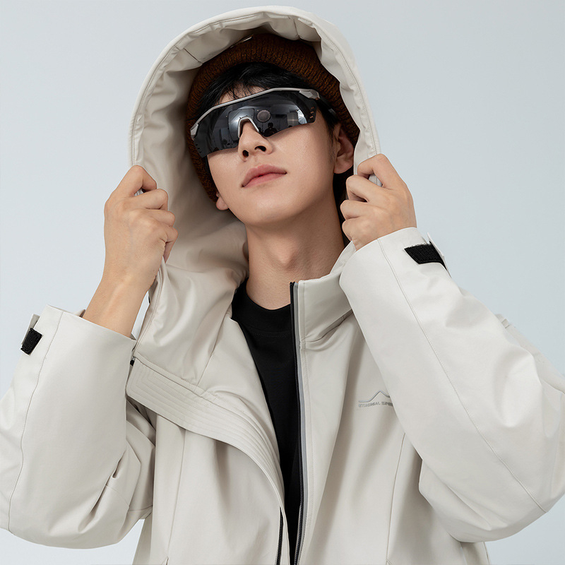 Ženska jakna s kapuljačom od pačjih perja, srednje duljine, 85–90% down, vjetrootporna i prozračna, za planinarenje i skijanje.