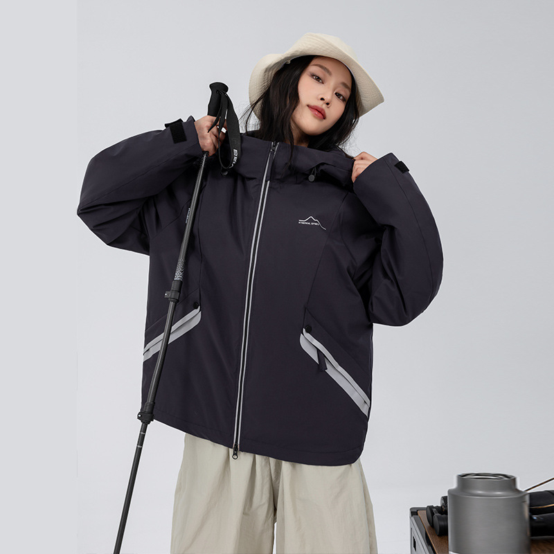 Ženska jakna s kapuljačom od pačjih perja, srednje duljine, 85–90% down, vjetrootporna i prozračna, za planinarenje i skijanje.