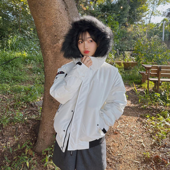 Ženska kratka down jakna s kapuljačom i krznom na ovratniku, 86–90% perja bijele patke, poliester tkanina