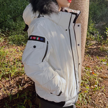 Ženska kratka down jakna s kapuljačom i krznom na ovratniku, 86–90% perja bijele patke, poliester tkanina