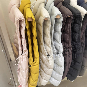 Slim-fit dūnu veste ar stāvošu apkakli un rāvējslēdzēja, īss garums, balto pīļu pūku saturs 81–85%