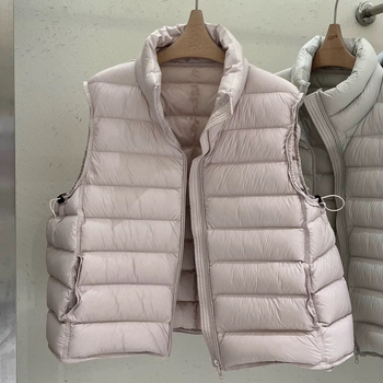 Slim-fit dūnu veste ar stāvošu apkakli un rāvējslēdzēja, īss garums, balto pīļu pūku saturs 81–85%