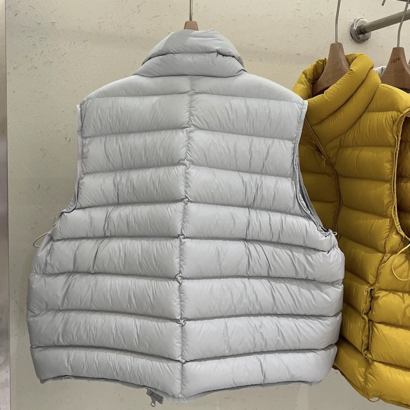 Slim-fit dūnu veste ar stāvošu apkakli un rāvējslēdzēja, īss garums, balto pīļu pūku saturs 81–85%