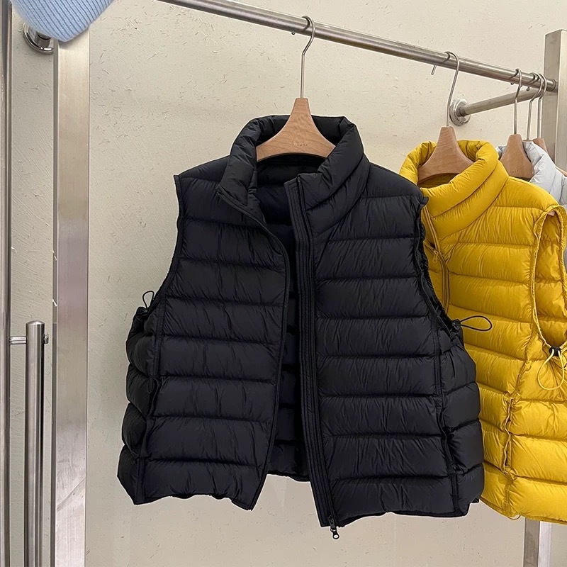 Slim-fit dūnu veste ar stāvošu apkakli un rāvējslēdzēja, īss garums, balto pīļu pūku saturs 81–85%